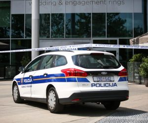 05.07.2022., Zagreb - Evakuacija u novozagrebackom trgovackom centru Avenue Mall nakon sto je stigla nova dojava o bombi. Policija je u manje od dva sata od dojave da je postavljena eksplozivna naprava uspjela rijesiti slucaj usavsi u trag dojavljivacu. Photo: Fran Rubil/PIXSELL