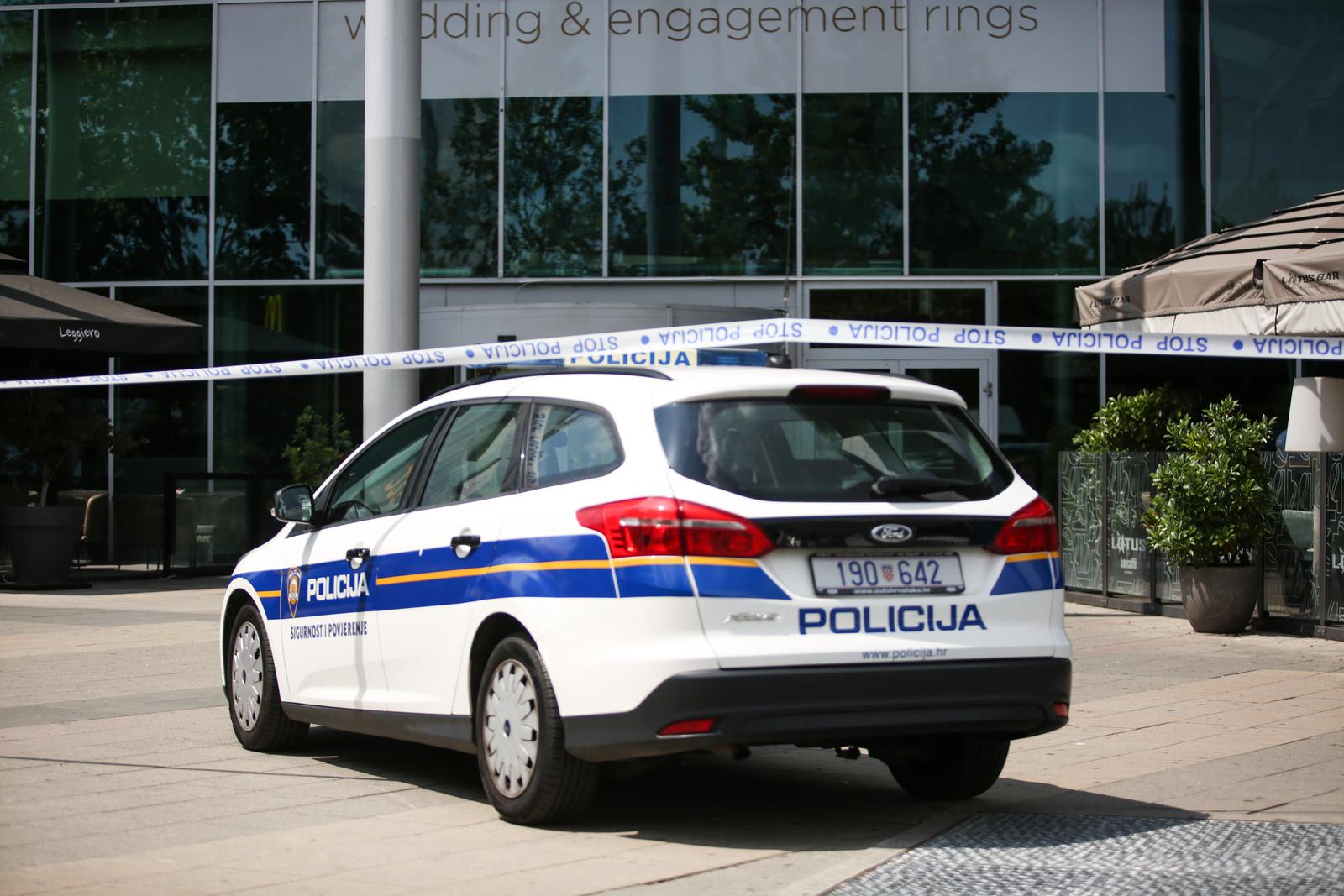 05.07.2022., Zagreb - Evakuacija u novozagrebackom trgovackom centru Avenue Mall nakon sto je stigla nova dojava o bombi. Policija je u manje od dva sata od dojave da je postavljena eksplozivna naprava uspjela rijesiti slucaj usavsi u trag dojavljivacu. Photo: Fran Rubil/PIXSELL