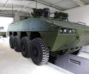 05.10.2015., Petrinja - Predsjednik Vlade Republike Hrvatske Zoran Milanovic posjetio je vojarnu Pukovnik Predrag Matanovic, razgledavsi novoizgradjene i modernizirane objekte, a obisao je i lokaciju buduceg veteranskog centra uz vojarnu Zrin. Oklopno vozilo Patria. rPhoto: Edina Zuko/PIXSELL