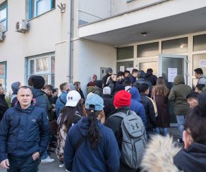 06.04.2023., Zagreb - Strani radnici guzvaju se ispred policijske postaje na Trgu narodne zastite u Remetineckom gaju, gdje je pocetkom ozujka preseljena Sluzba za drzavljanstvo i statusna pitanja stranaca. Photo: Tomislav Miletic/PIXSELL