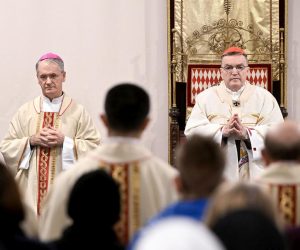 06.04.2023., Zagreb -  Zagrebacki nadbiskup kardinal Bozanic predvodio je Misu Vecere Gospodnje u Bogosluznom prostoru bl. Alojzija Stepinca. Uz nadbiskupa misi je nazocio i njegov zamjenik monsinjor Drazen Kutlesa.  Photo: Marko Lukunic/PIXSELL