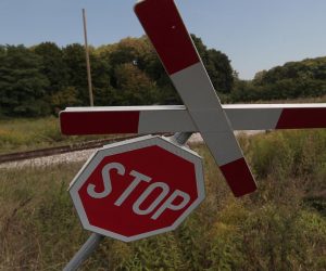 06.09.2013., Koprivnica - Radnici Hrvatskih zeljeznica vec danima ne izlaze na teren popraviti sruseni stop znak i Andrijin kriz kojima je obiljezen prijelaz preko pruge u blizini Koprivnice. rPhoto. Marijan Susenj/PIXSELL
