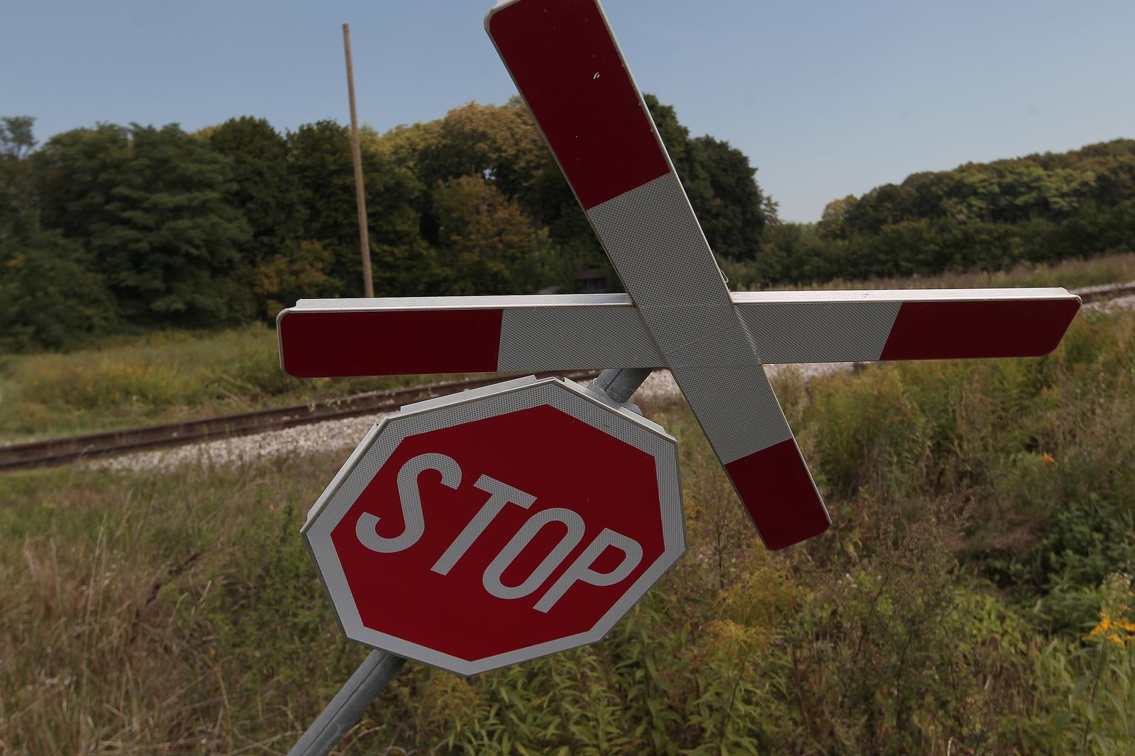 06.09.2013., Koprivnica - Radnici Hrvatskih zeljeznica vec danima ne izlaze na teren popraviti sruseni stop znak i Andrijin kriz kojima je obiljezen prijelaz preko pruge u blizini Koprivnice. rPhoto. Marijan Susenj/PIXSELL