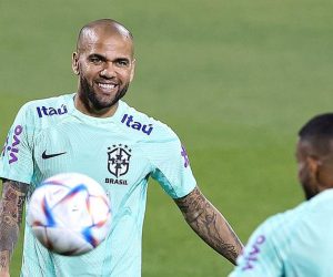 06.12.2022., Stadion Al Arabi SC, Doha, Katar - Trening Brazilske nogometne reprezentacije na Stadionu Al Arabi SC u Dohi na SP u Kataru dannakon pobjede nad Juznom Korejom i izborenim cetvrtfinalom protiv Hrvatske. Igraci koji su nastupili na jucerasnjoj utakmici dobili su postedu. Trening je protekao u lezernom tonu, a igraci su se podruzili sa svojom djecom na terenu. Trening je bio otvoren za gledatelje. Nakon treninga okupljenim navijacima igraci Brazila podjelili su autograme i omogucili pokoju fotografiju. Dani Alves. Photo: Goran Stanzl/PIXSELL