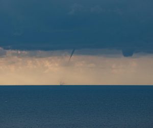 08.01.2023., Uvala Lapad, Dubrovnik - Nakon dugog niza lijepog i suncanog vremena prognoza se mijenja. Nakupljaju se oblaci a na moru se pocinju stvarati "pijavice"
   Photo: Grgo Jelavic/PIXSELL