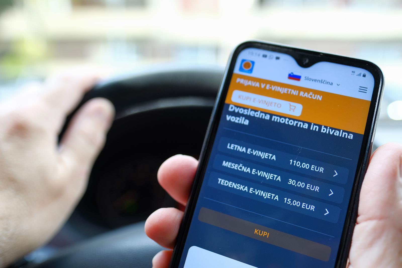 07.04.2023., Zagreb - Hrvatske autoceste raspisale su medjunarodni natjecaj za novi sustav naplate cestarina koji obuhvaca ugradnju novog sustava na svih 1312 kilometara autocesta u Hrvatskoj kojima upravljaju Hrvatske autoceste, Bina Istra i Autocesta Zagreb-Macelj. Rok za prijavu na natjecaj je 60 dana, a traze se izvodjaci elektronickog sustava naplate cestarine. Slovenska vinjeta. Photo: Tomislav Miletic/PIXSELL