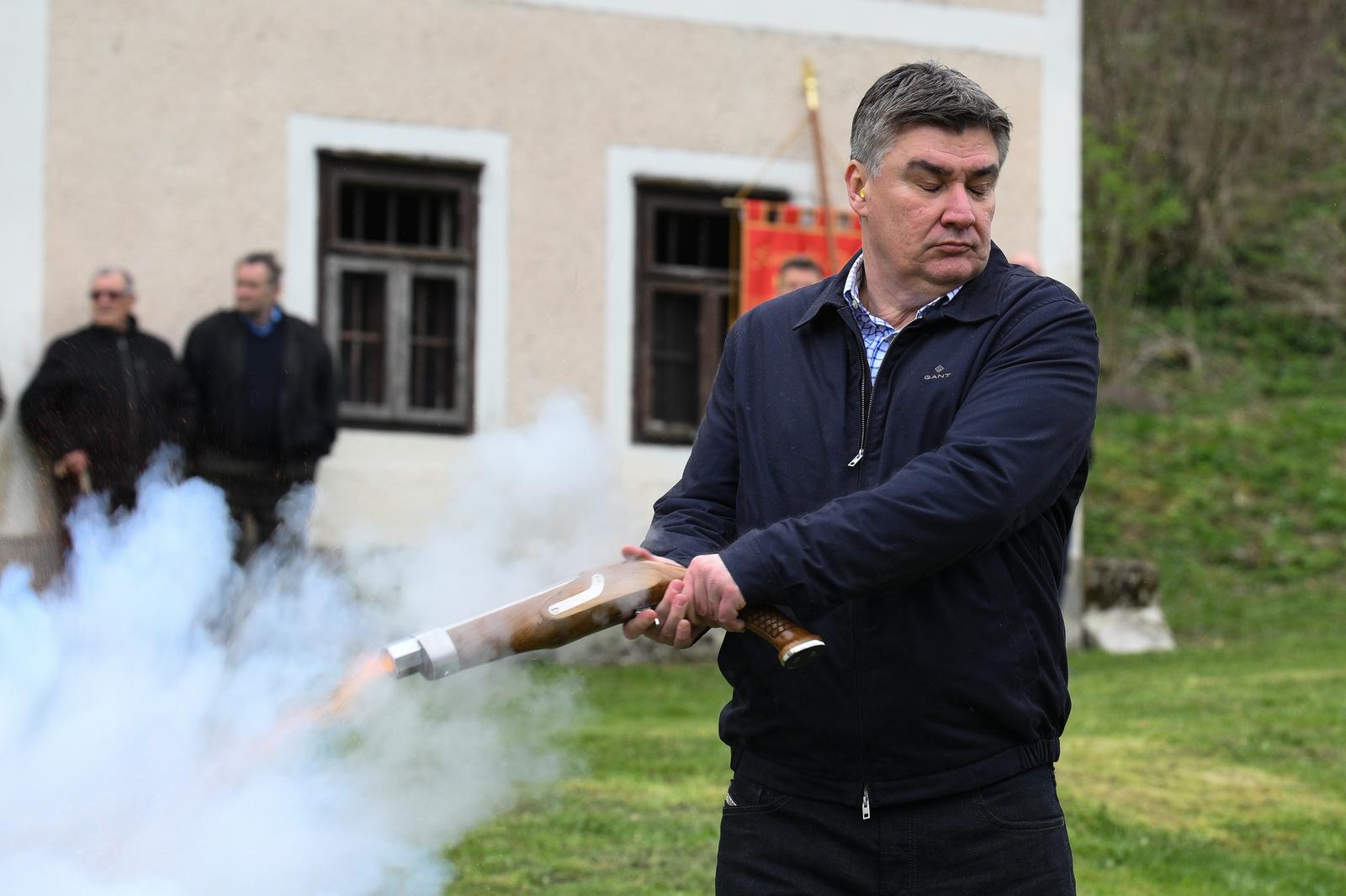08.04.2023., Pregrada - Kod srednjevjekovne utvrde Kostelgrad svecano je otvorena manifestacija 500. Kostelska uskrsna pistola.  Predsjednik Zoran Milanovic puca iz kostelske uskrne pistole.
 Photo: Davor Puklavec/PIXSELL