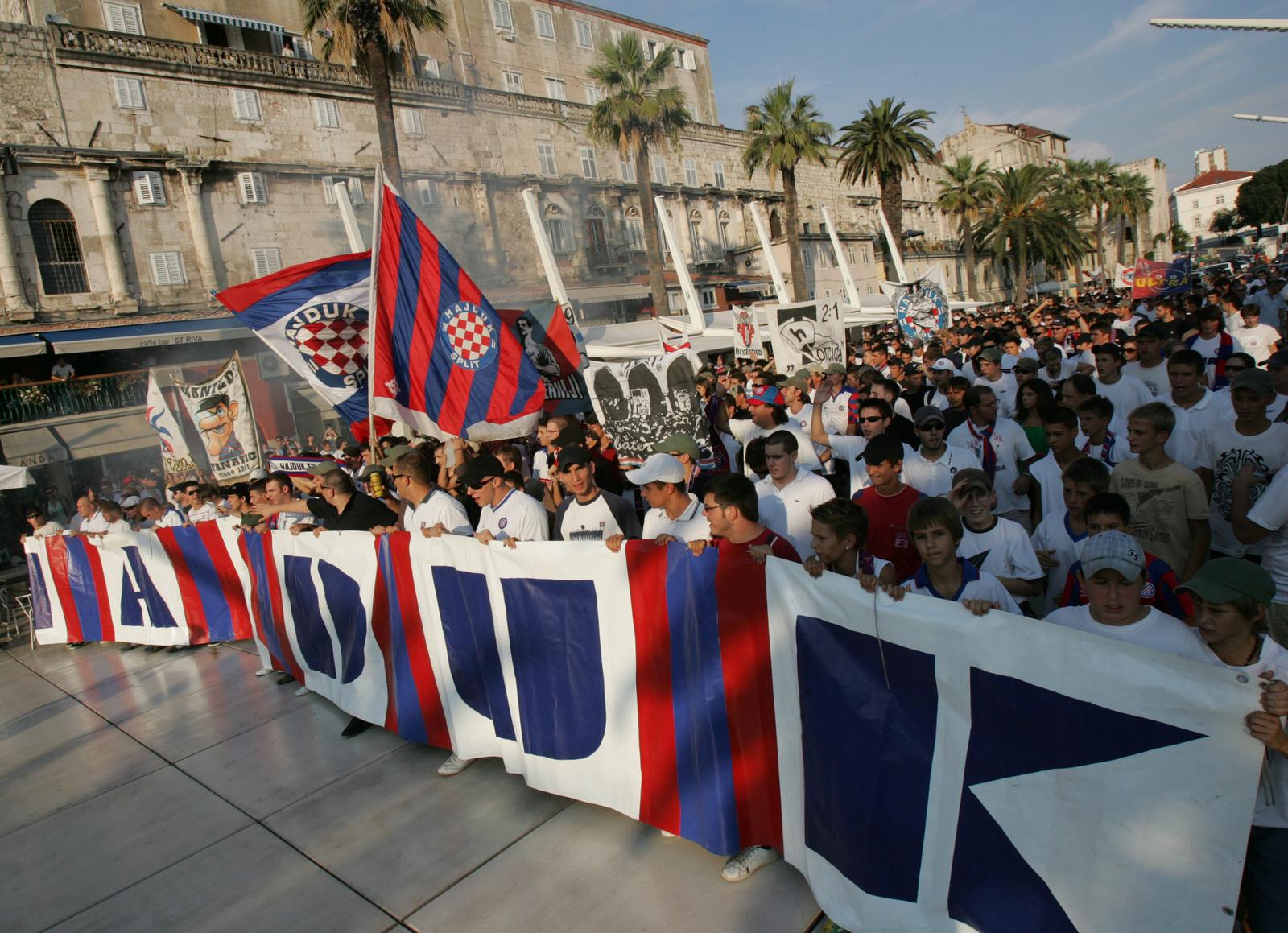 28.08.2008.Split - Uzvratna utakmica 1. predkola kupa UEFA na Poljudu Hajduka i Deportiva.Okupljanje navijaca Hajduka,Torcide na Peristilu ispred katedrale Sv.Duje i kretanje preko rive do stadiona.rPhoto  Ivo Cagalj/24sata