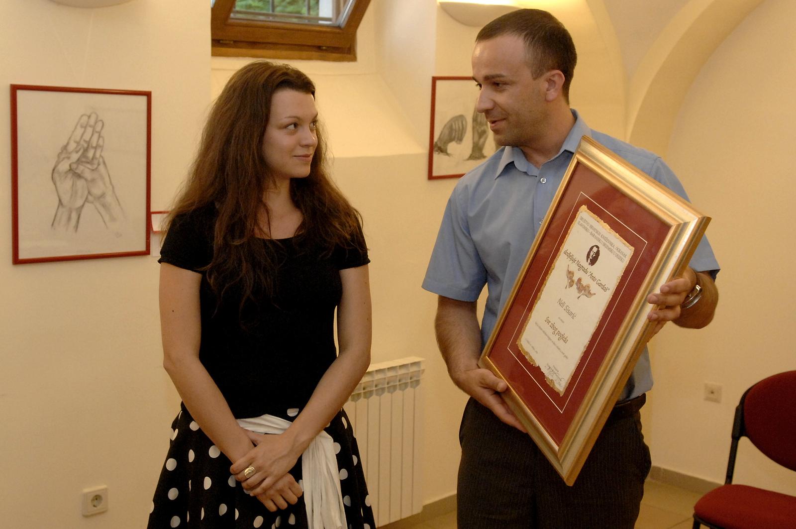 21.05.2009., Osijek - Dodjeljena je nagrada Ante Gardas za najbolji roman za djecu i mlade u 2008. godini. Prvonagradjena Nela Sisaric prima priznanje od Josipa Salapica.rPhoto: Davor Javorovic/Vecernji list