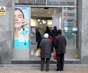 09.12.2022., Zagreb - Udruge pacijenata i proizvodjaci lijekova uputili su niz kritika na prijedlog izmjena pravilnika o stavljanju lijekova na listu HZZO-a, koji ce, tvrde, dovesti do nestasica lijekova i diskriminacije hrvatskih pacijenata u odnosu na druge zemlje EU. Novim pravilnikom se predlaze da lijek s novom djelatnom tvari, prije nego sto dobije odobrenje u Hrvatskoj, prethodno mora biti odobren na racun drzavnog osiguranja u najmanje deset drzava clanica Europske unije.   Photo: Patrik Macek/PIXSELL