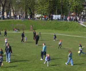 10.04.2023., Karlovac - U organizaciji Turisticke zajednice grada Karlovca tradicionalno se na Uskrsni ponedjeljak odrzava potraga za pisanicama. Zabavna igra za najmlade koji u sancu traze skrivene pisanice. Ovog puta oko 150 - tero djece trazilo je 500 pisanica.  Photo: Kristina Stedul Fabac/PIXSELL
