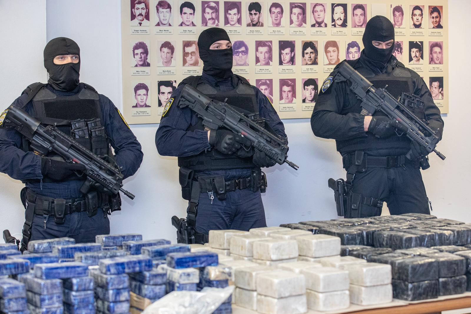 11.01.2022., Policijska postaja Vila Palma, Dubrovnik - Konferencija za medije povodom nnajvece zapljene heroina u Hrvatskoj ikad: U Luci Ploce zaplijenili su 220 kilograma heroina i 62 kilograma kokaina.
Photo: Grgo Jelavic/PIXSELL Photo: Grgo Jelavic/PIXSELL