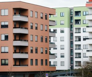 11.01.2023., Zagreb - Borovje. Pogled na arhitekturu koja okruzuje naselje Borovje. Detalji mosta Mladosti koji nam daju do znanja da je tu u blitini i rijeka Sava. Novogradnja u odnosu na jos pokoju staru gradjevinu te odnos linija arhitekture sa obliznjom toplanom ciji dimnjak u nekim kadrovima kao da izvire iz krovova obliznjih zgrada. Photo: Sanjin Strukic/PIXSELL