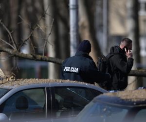 11.03.2022., Zagreb - Policija provodi ocevid nakon pada objekta iz zraka na Jaraunu, a policija je potvrdila da je pronadjen krater te dva padobrana. Policijski sluzbenici osigurali su uzu i siru zonu mjesta dogadjaja gdje se obavlja ocevid uz sudjelovanje svih nadleznih sluzbi. Photo: Igor Soban/PIXSELL