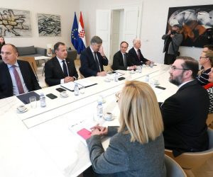11.04.2023., Zagreb - Predstavnici lijecnickih sindikata dolaze u Banske dvore na sastanka s predsjednikom Vlade Rh Andrejom Penkovicem. Predsjednica Hrvatskog lijecnickog sindikata Renata Culinovic Caic, predsjednik Hrvatske lijecnicke komore Kresimir Luetic, predsjednica Koordinacije hrvatske obiteljske medicine Natasa Ban Toskic. Photo: Sanjin Strukic/PIXSELL