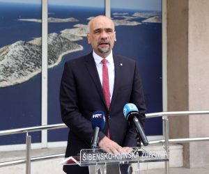 11.04.2023.,Sibenik-Nakon trogodisnje stanke uzrokovane pandemijom, Sibensko-kninska zupanija organizira 12. Sajam agroturizma Sibensko-kninske zupanije, koji ce se odrzati u Skradinu 30. travnja i 1. svibnja 2023. godine. S ciljem upoznavanja javnosti o znacaju manifestacija u promociji kvalitetnih hrvatskih proizvoda, ocuvanju lokalnog i regionalnog gospodarstva te izravnom povezivanju proizvodjaca i potrosaca,ispred zgrade Sibensko-kninske zupanije,organizirana je konferencija za medije nakon sto su zupan Sibensko-kninske zupanije, dr. sc. Marko Jelic i zupan Medjimurske zupanije, g. Matija Posavec, odrzali radni sastanak na kojem su potpisati i sporazum o partnerstvu i suradnji dviju zupanija.   Photo: Dusko Jaramaz/PIXSELL