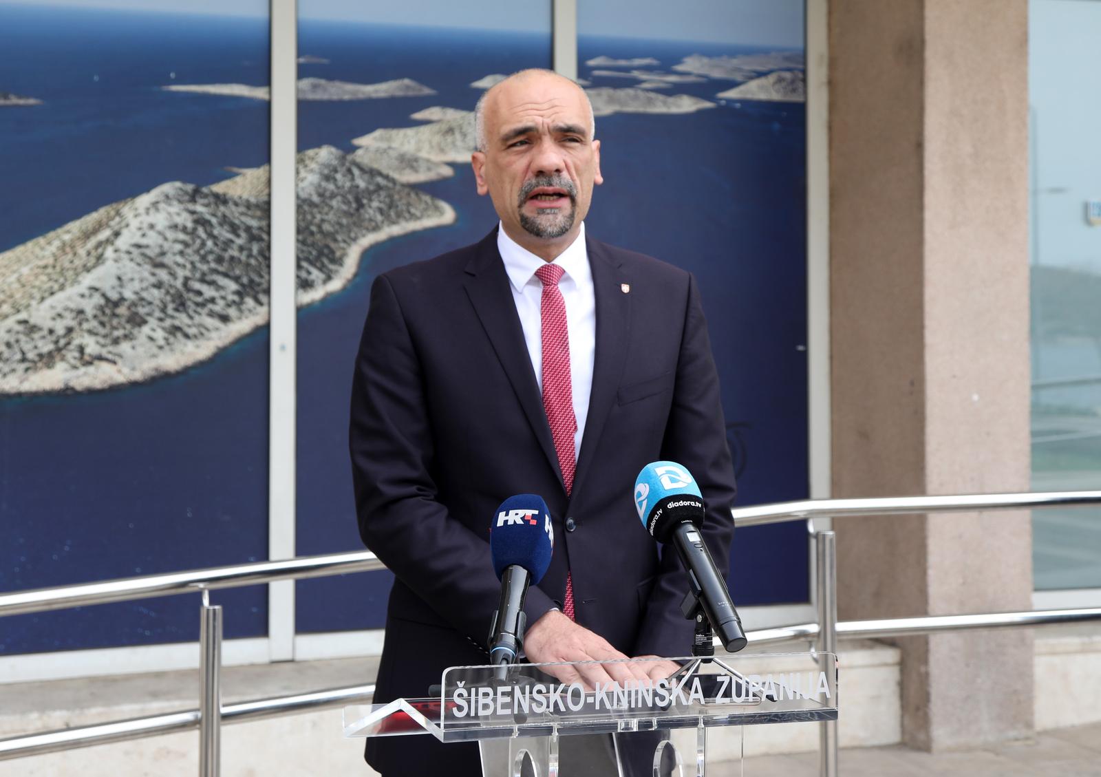 11.04.2023.,Sibenik-Nakon trogodisnje stanke uzrokovane pandemijom, Sibensko-kninska zupanija organizira 12. Sajam agroturizma Sibensko-kninske zupanije, koji ce se odrzati u Skradinu 30. travnja i 1. svibnja 2023. godine. S ciljem upoznavanja javnosti o znacaju manifestacija u promociji kvalitetnih hrvatskih proizvoda, ocuvanju lokalnog i regionalnog gospodarstva te izravnom povezivanju proizvodjaca i potrosaca,ispred zgrade Sibensko-kninske zupanije,organizirana je konferencija za medije nakon sto su zupan Sibensko-kninske zupanije, dr. sc. Marko Jelic i zupan Medjimurske zupanije, g. Matija Posavec, odrzali radni sastanak na kojem su potpisati i sporazum o partnerstvu i suradnji dviju zupanija.   Photo: Dusko Jaramaz/PIXSELL