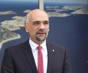 11.04.2023.,Sibenik-Nakon trogodisnje stanke uzrokovane pandemijom, Sibensko-kninska zupanija organizira 12. Sajam agroturizma Sibensko-kninske zupanije, koji ce se odrzati u Skradinu 30. travnja i 1. svibnja 2023. godine. S ciljem upoznavanja javnosti o znacaju manifestacija u promociji kvalitetnih hrvatskih proizvoda, ocuvanju lokalnog i regionalnog gospodarstva te izravnom povezivanju proizvodjaca i potrosaca,ispred zgrade Sibensko-kninske zupanije,organizirana je konferencija za medije nakon sto su zupan Sibensko-kninske zupanije, dr. sc. Marko Jelic i zupan Medjimurske zupanije, g. Matija Posavec, odrzali radni sastanak na kojem su potpisati i sporazum o partnerstvu i suradnji dviju zupanija.   Photo: Dusko Jaramaz/PIXSELL