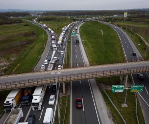 11.04.2023., Zagreb - Velike guzve na zagrebackoj obilaznici u smjeru zapada. Kolona je duga nekoliko kilometara od Rugvice do izlaza Buzin. Guzva snimljena iz zraka. Photo: Igor Kralj/PIXSELL