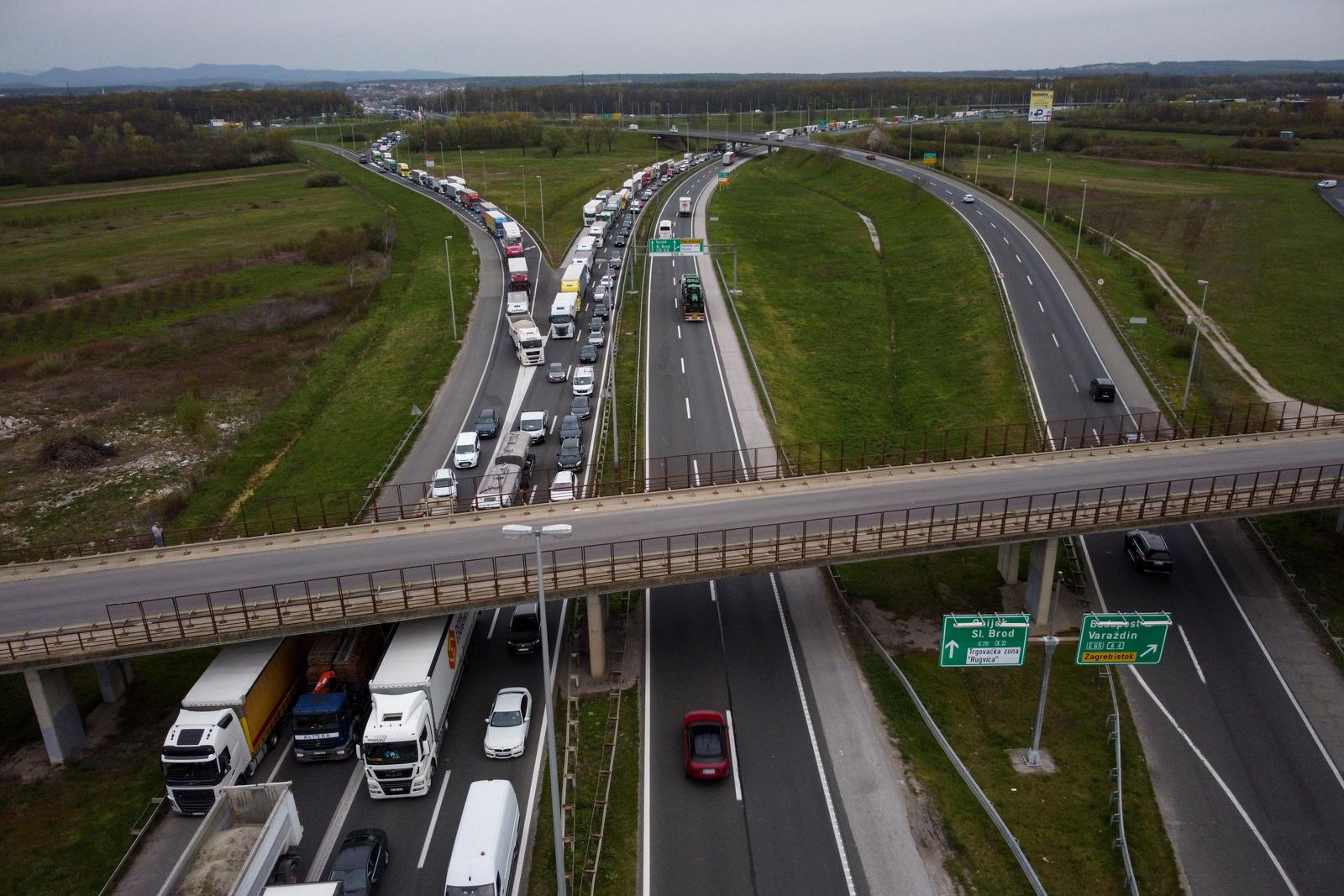 11.04.2023., Zagreb - Velike guzve na zagrebackoj obilaznici u smjeru zapada. Kolona je duga nekoliko kilometara od Rugvice do izlaza Buzin. Guzva snimljena iz zraka. Photo: Igor Kralj/PIXSELL