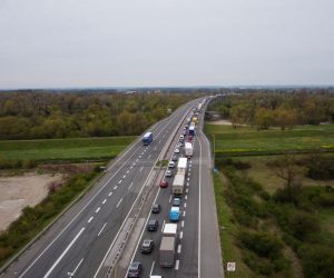 11.04.2023., Zagreb - Velike guzve na zagrebackoj obilaznici u smjeru zapada. Kolona je duga nekoliko kilometara od Rugvice do izlaza Buzin. Guzva snimljena iz zraka. Photo: Igor Kralj/PIXSELL