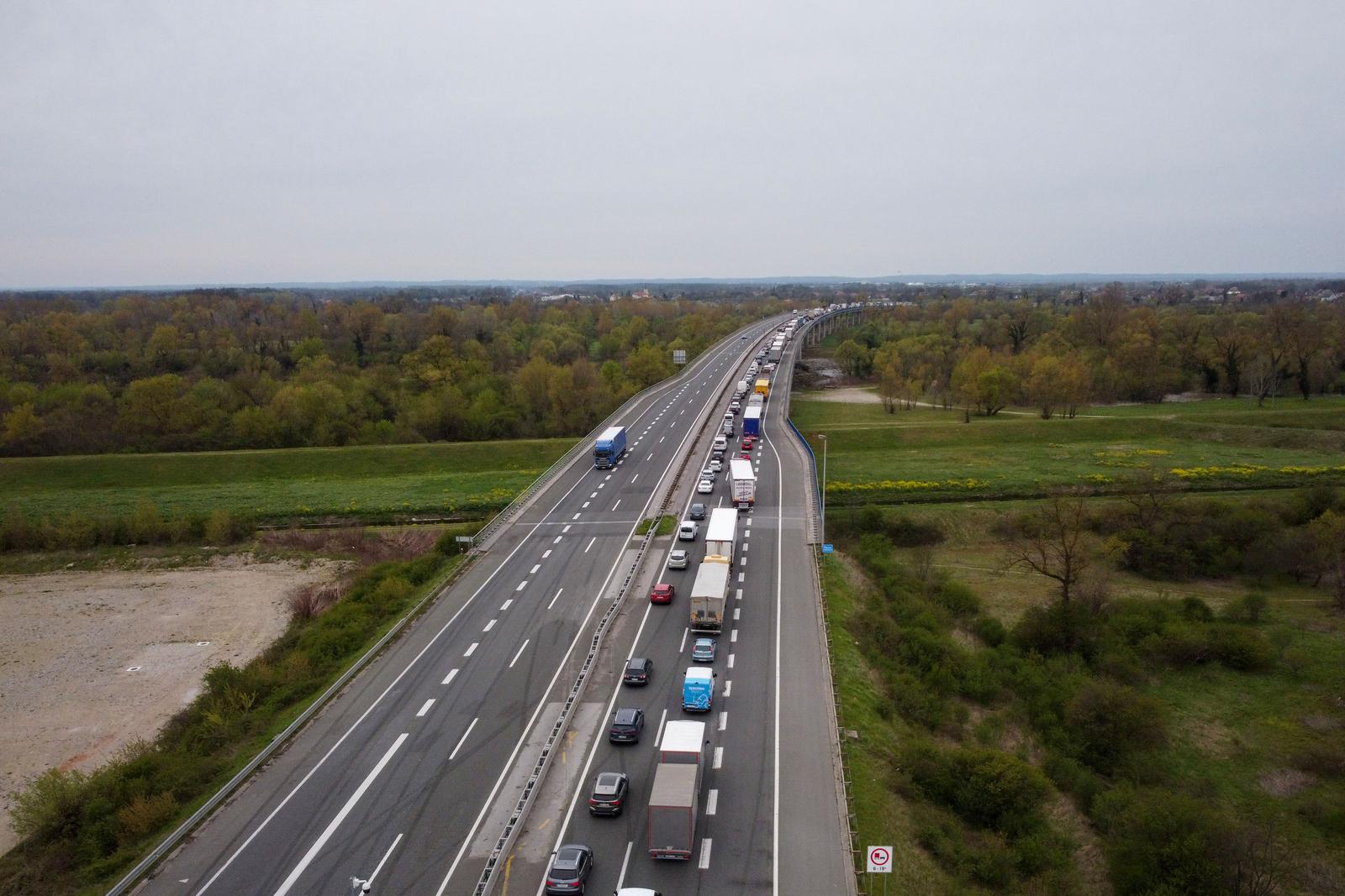 11.04.2023., Zagreb - Velike guzve na zagrebackoj obilaznici u smjeru zapada. Kolona je duga nekoliko kilometara od Rugvice do izlaza Buzin. Guzva snimljena iz zraka. Photo: Igor Kralj/PIXSELL