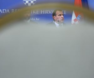 11.04.2023., Zagreb - Izjave nakon sastanka predsjednika Vlade RH Andreja Plenkovica s predstavnicima lijecnickih udruga u Banskim dvorima. ministar zdravstva Vili Beros Photo: Sanjin Strukic/PIXSELL