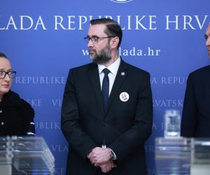 11.04.2023., Zagreb - Izjave nakon sastanka predsjednika Vlade RH Andreja Plenkovica s predstavnicima lijecnickih udruga u Banskim dvorima. predsjednik Hrvatske lijecnicke komore Kresimir Luetic Photo: Sanjin Strukic/PIXSELL