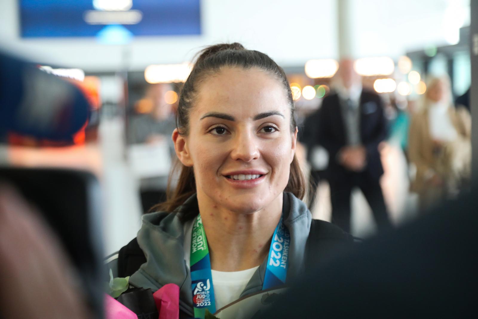 11.10.2022., Zagreb - Docek judasica Barbare Matic i Lare Cvjetko u Zracnoj luci nakon povratka sa Svjetskog prvenstva na kojem je Barbara Matic osvojila zlatnu, a Lara Cvjetko srebrnu medalju u judu. Photo: Zeljko Hladika/PIXSELL