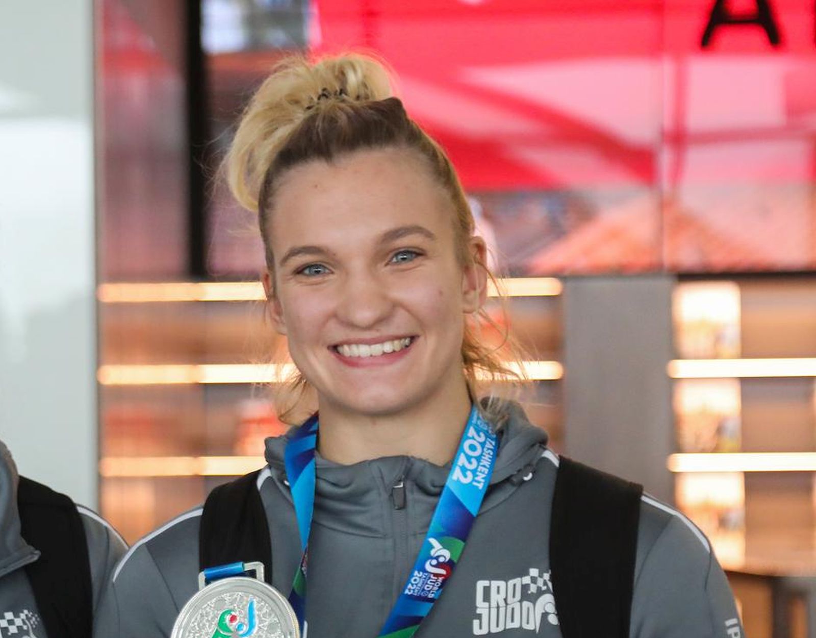 11.10.2022., Zagreb - Docek judasica Barbare Matic i Lare Cvjetko u Zracnoj luci nakon povratka sa Svjetskog prvenstva na kojem je Barbara Matic osvojila zlatnu, a Lara Cvjetko srebrnu medalju u judu. Photo: Zeljko Hladika/PIXSELL
