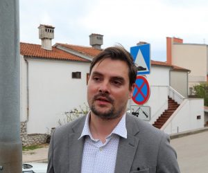 12.04.2023., Cres - Ocevid policije na mjestu gdje su zapaljena tri vozila. Gradonacelnik Marin Gregorovic Photo: Goran Kovacic/PIXSELL