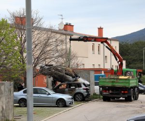 12.04.2023., Cres - Ocevid policije na mjestu gdje su zapaljena tri vozila. Photo: Goran Kovacic/PIXSELL