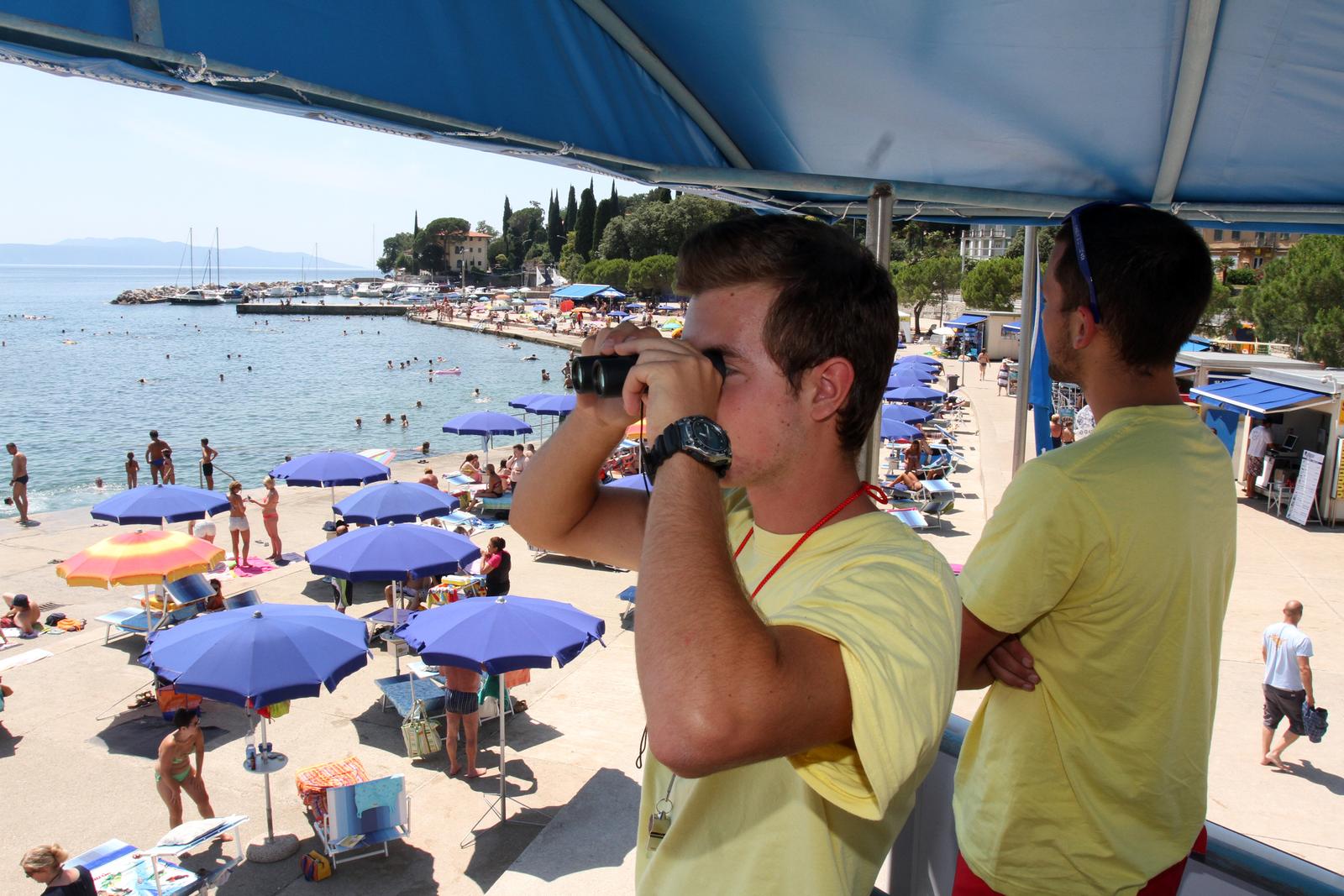 12.07.2015. Icici - Plaza u Icicima puna kupaca, pod budnim okom spasioca. rPhoto: Goran Kovacic/PIXSELL