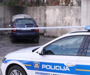13.04.2023.,Solin - Oko 5 i 45 izbio pozar na vozilu kojeg do ocevida cuva policija .  Photo: Ivo Cagalj/PIXSELL