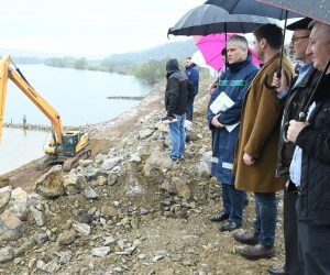 13.04.2023., Kuljani - Obilazak radova na sanaciji klizista na rijeci Uni. generalni direktor Hrvatskih voda Zoran Djurokovic, sisacko-moslavacki zupan Ivan Celjak Photo: Nikola Cutuk/PIXSELL
