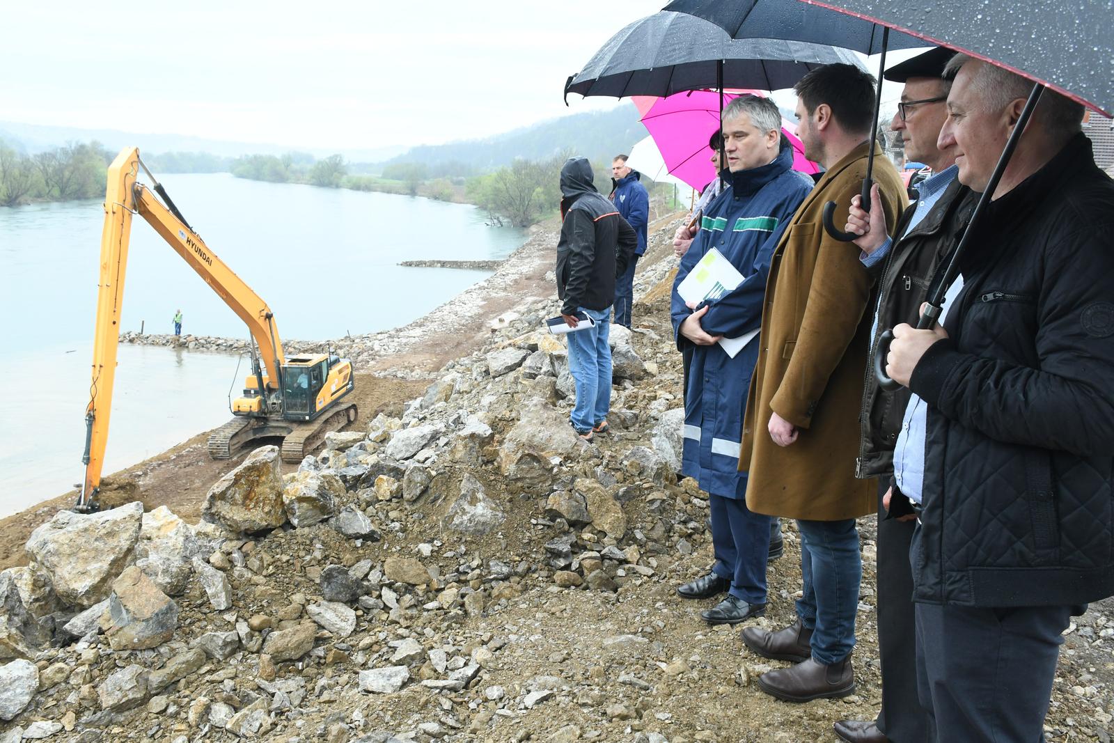 13.04.2023., Kuljani - Obilazak radova na sanaciji klizista na rijeci Uni. generalni direktor Hrvatskih voda Zoran Djurokovic, sisacko-moslavacki zupan Ivan Celjak Photo: Nikola Cutuk/PIXSELL
