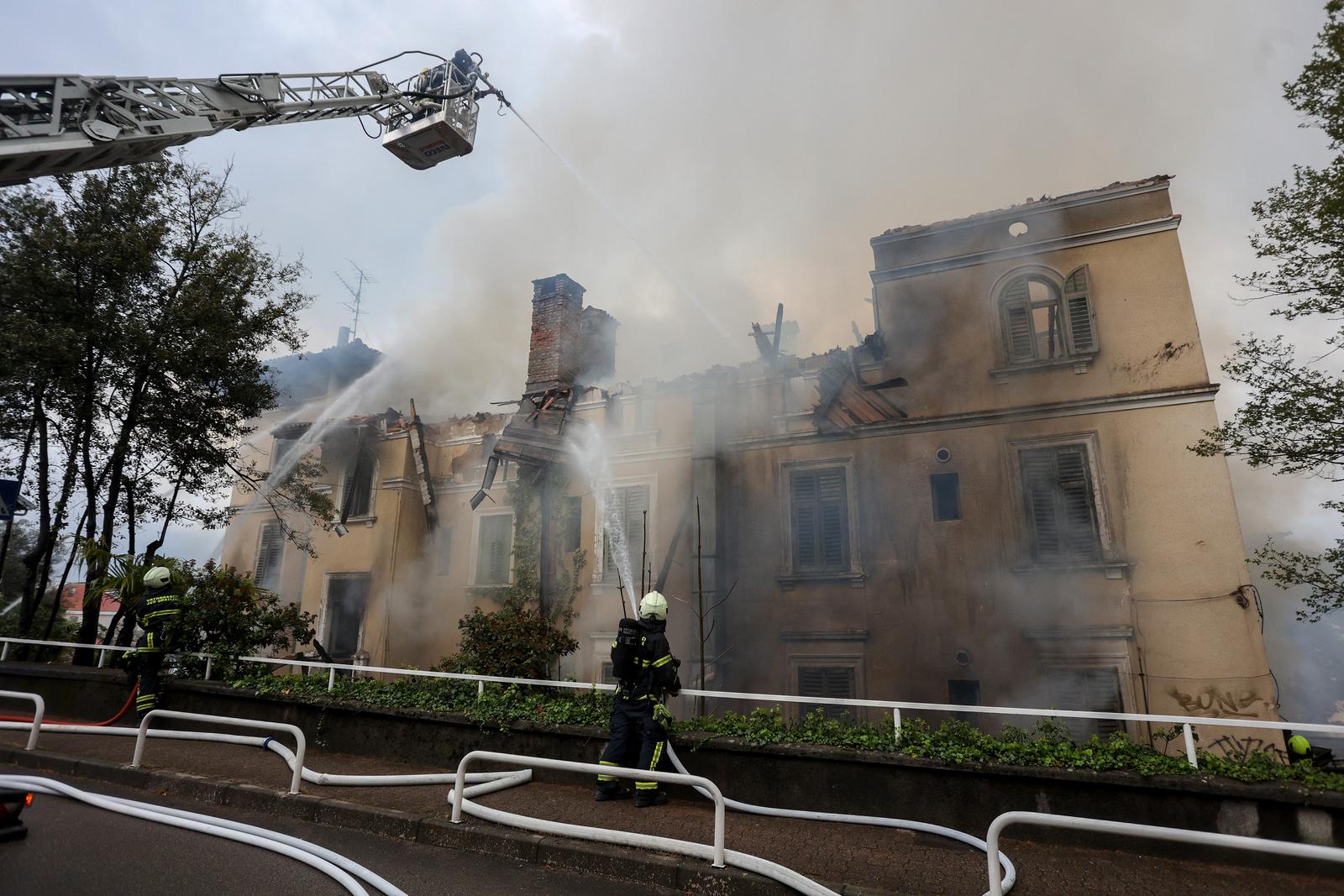 13.04.2023., Lovran - Pozar hotela Miramar u centru Lovrana koji je vec neko vrijeme napusten. Photo: Nel Pavletic/PIXSELL