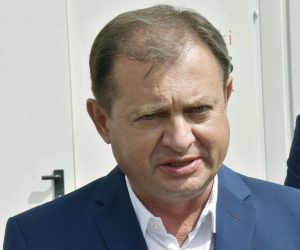 13.07.2021., Sisak - U krugu Opce bolnice „Dr. Ivo Pedisic“ prigodnim potpisivanjem ugovora o koristenju ravnatelj Hrvatskog Caritasa mons. Fabijan Svalina i ravnatelj Opce bolnice mr. sc. Tomislav Dujmenovic oznacili su pocetak rada suvremene, potpuno opremljene kontejnerske kuhinje kapaciteta 300 obroka u kojoj ce se za pacijente ove bolnice svakodnevno pripremati hrana sve do zavrsetka potpune obnove bolnice. rPhoto: Nikola Cutuk/PIXSELL