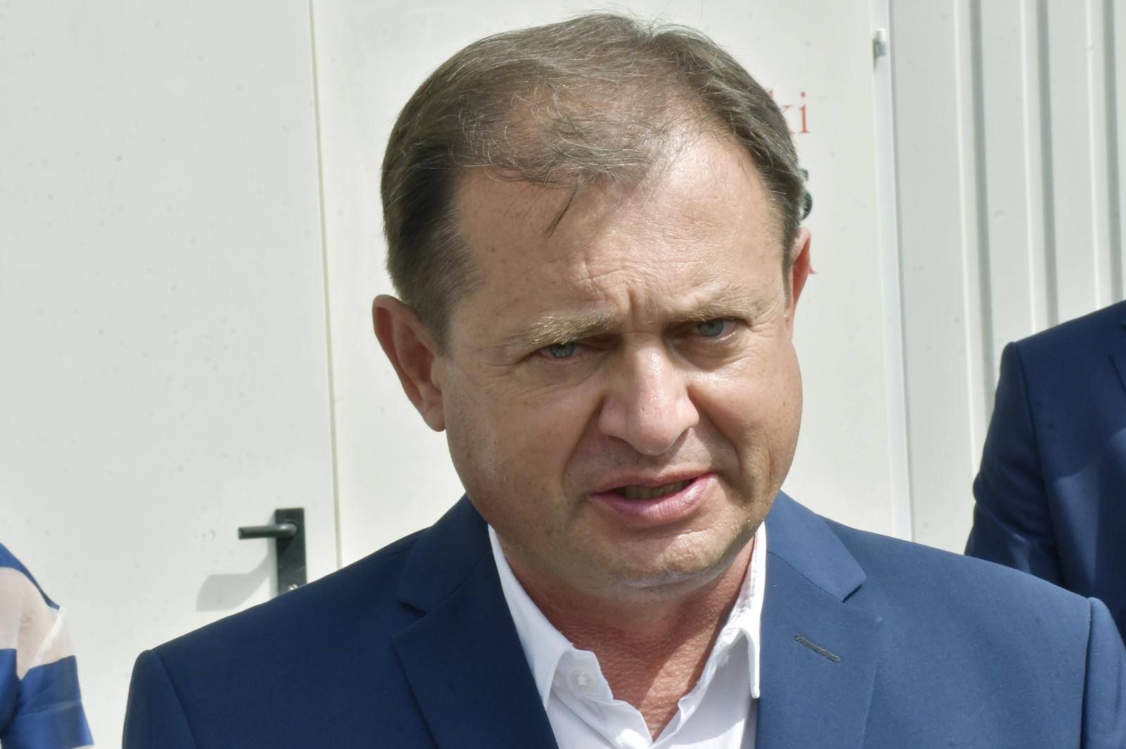 13.07.2021., Sisak - U krugu Opce bolnice „Dr. Ivo Pedisic“ prigodnim potpisivanjem ugovora o koristenju ravnatelj Hrvatskog Caritasa mons. Fabijan Svalina i ravnatelj Opce bolnice mr. sc. Tomislav Dujmenovic oznacili su pocetak rada suvremene, potpuno opremljene kontejnerske kuhinje kapaciteta 300 obroka u kojoj ce se za pacijente ove bolnice svakodnevno pripremati hrana sve do zavrsetka potpune obnove bolnice. rPhoto: Nikola Cutuk/PIXSELL
