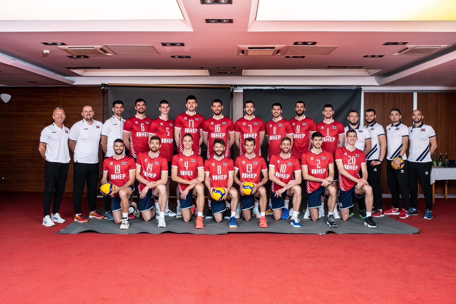 04.05.2021., Zadar - Muska seniorska odbojkaska reprezentacija Hrvatske. "nPomocni trener Tomislav Coskovic, izbornik Emanuele Zanini, Ivan Raic, Tomislav Mitrasinovic, Ivan Mihalj, Leo Andric, Marko Sedlacek, Petar Visic, Sandro Dukic, Tsimafei Zhukouski, Ivan Zeljkovic, Marino Marelic, Tino Hanzic, Sven Sarcevic, Hrvoje Pervan, Filip Sestan, Bernard Bakonji, Kruno Nikacevic.  "nPhoto: Josip Regovic/PIXSELL