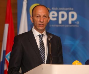 14.07.2021., Plitvicka jezera - Predsjednik Vlade Andrej Plenkovic nazocio je na konferenciji koja se na temu „Uloga zena u kreiranju Europe buducnosti“ odrzava u sklopu Konferencije o buducnosti Europe Suncane Glavak. Uz predsjednika Vlade nazocile su ministrice poljoprivrede Marija Vuckovic, ministrica regionalnoga razvoja i fondova Europske unije Natasa Tramisak, ministrica turizma i sporta Nikolina Brnjac te ministrica kulture i medija Nina Obuljen Korzinek, zupan Licko senjske zupanije Ernest Petry i Marija Kustic.rPhoto: Kristina Stedul Fabac/PIXSELL