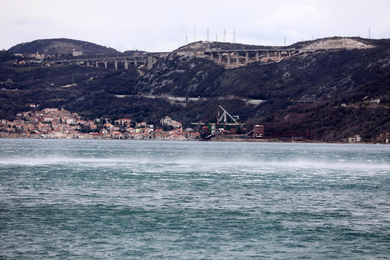15.03.2023., Rijeka - Jak vjetar otezava promet na kopnu i moru na podrucju krckog mosta, bakarskog zaljeva, Kraljevice, Bakarca, autoceste A6, A7, Grobnika. Photo: Goran Kovacic/PIXSELL
