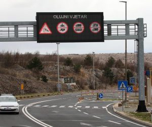 15.03.2023., Rijeka - Jak vjetar otezava promet na kopnu i moru na podrucju krckog mosta, bakarskog zaljeva, Kraljevice, Bakarca, autoceste A6, A7, Grobnika. Photo: Goran Kovacic/PIXSELL