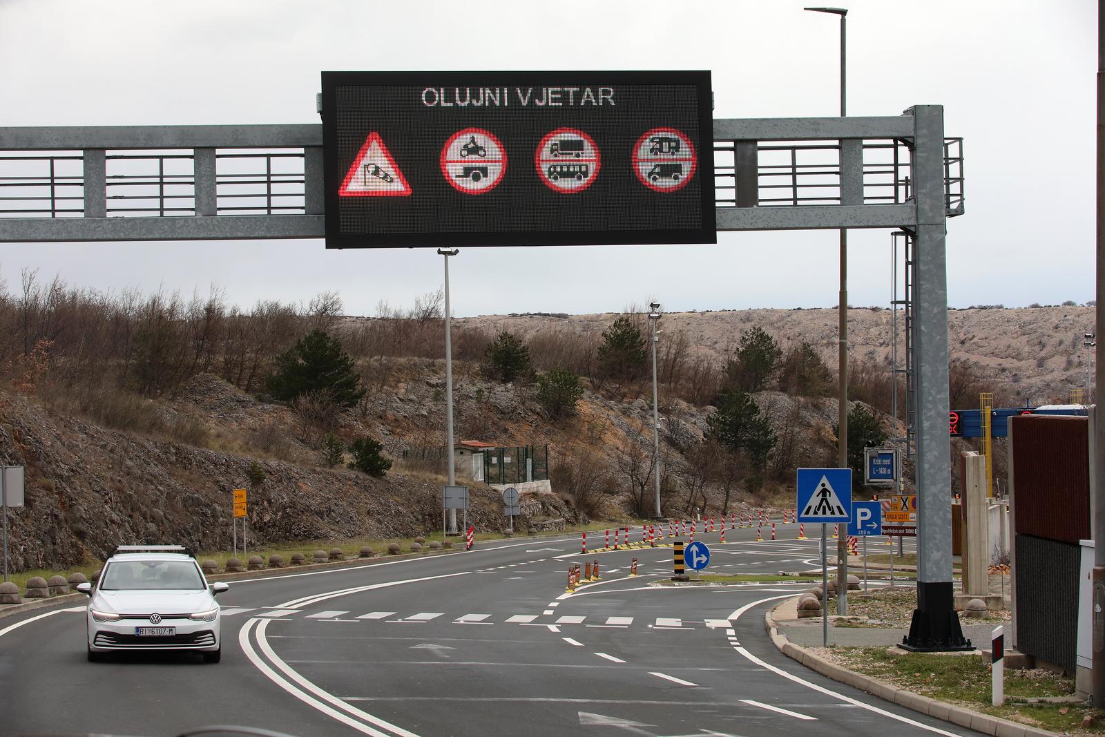 15.03.2023., Rijeka - Jak vjetar otezava promet na kopnu i moru na podrucju krckog mosta, bakarskog zaljeva, Kraljevice, Bakarca, autoceste A6, A7, Grobnika. Photo: Goran Kovacic/PIXSELL