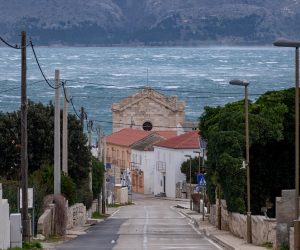 15.03.2023., Razanac - Orkanska bura divlja na sirem zadarskom podrucju stvarajuci probleme u cestovnom i pomorskom prometu.  Photo: Dino Stanin/PIXSELL