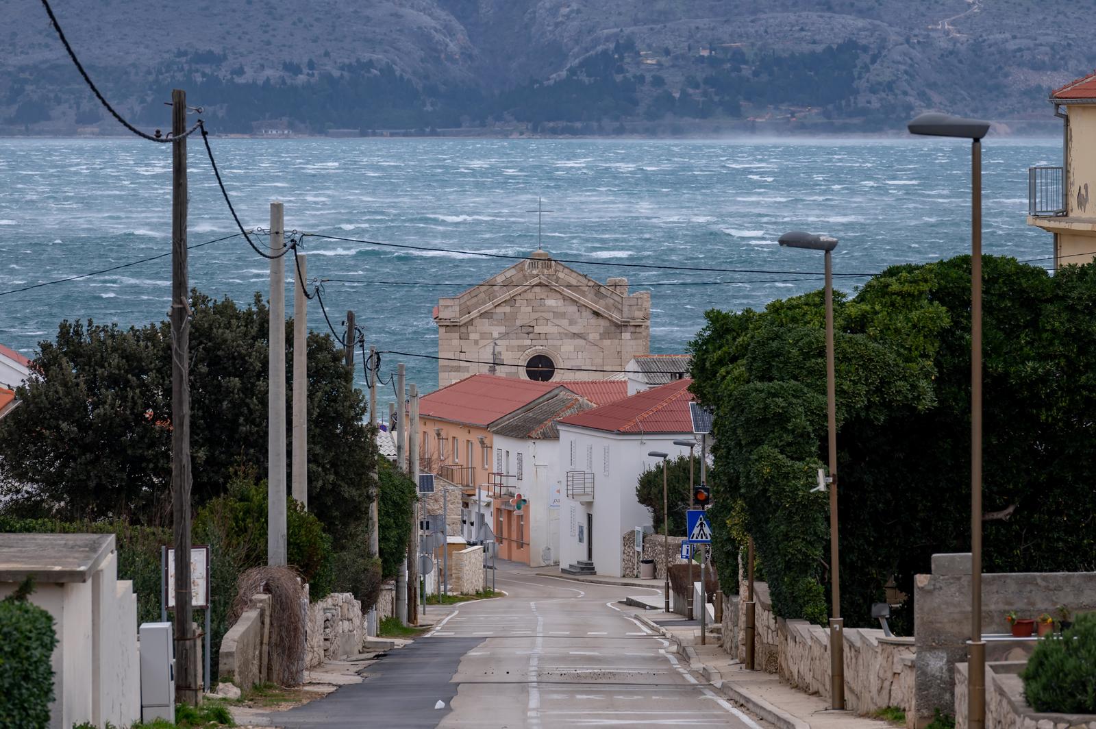 15.03.2023., Razanac - Orkanska bura divlja na sirem zadarskom podrucju stvarajuci probleme u cestovnom i pomorskom prometu.  Photo: Dino Stanin/PIXSELL