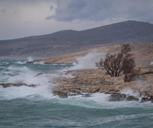 15.03.2023., Razanac - Orkanska bura divlja na sirem zadarskom podrucju stvarajuci probleme u cestovnom i pomorskom prometu.  Photo: Dino Stanin/PIXSELL