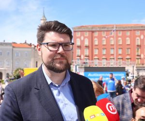 15.04.2023., Split - Socijaldemokratski forum zena organizirao je humanitarnu akciju "Omiljeni cvijet Ane Rukavine", kojim se prikupljaju sredstva u korist Zaklade Ana Rukavina u svrhu razvoja Registra dobrovoljnih darivatelja krvotvornih maticnih stanica.
Peda Grbin Photo: Miroslav Lelas/PIXSELL