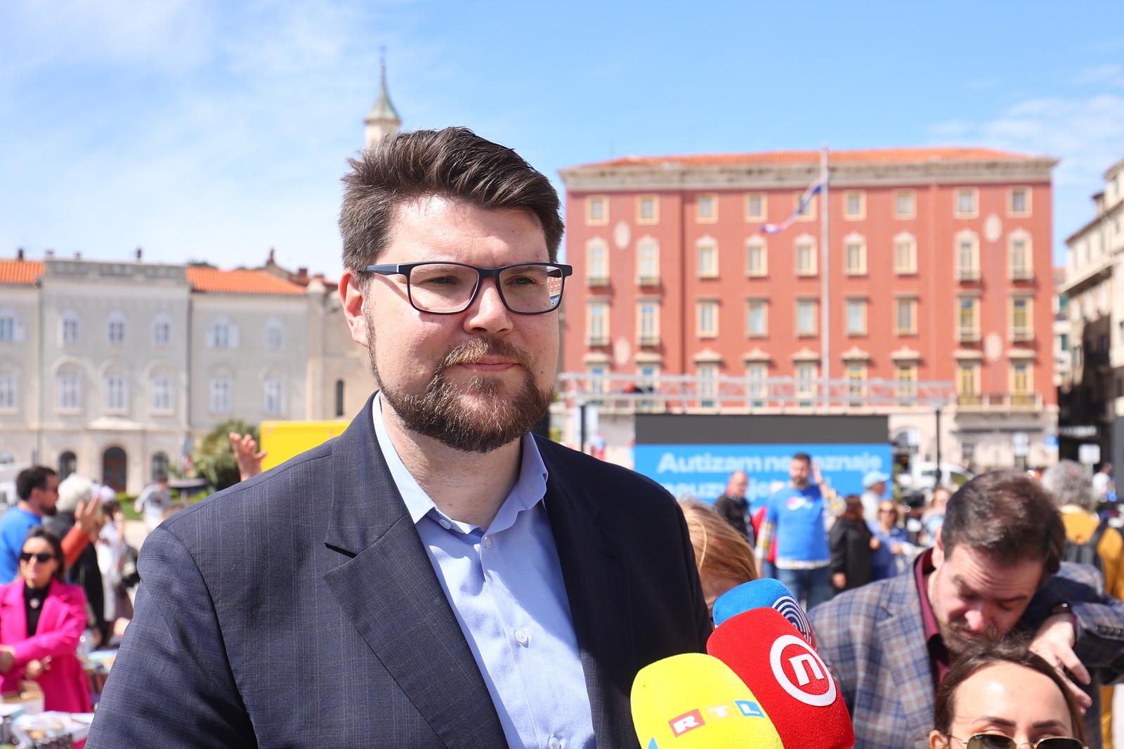 15.04.2023., Split - Socijaldemokratski forum zena organizirao je humanitarnu akciju "Omiljeni cvijet Ane Rukavine", kojim se prikupljaju sredstva u korist Zaklade Ana Rukavina u svrhu razvoja Registra dobrovoljnih darivatelja krvotvornih maticnih stanica.
Peda Grbin Photo: Miroslav Lelas/PIXSELL