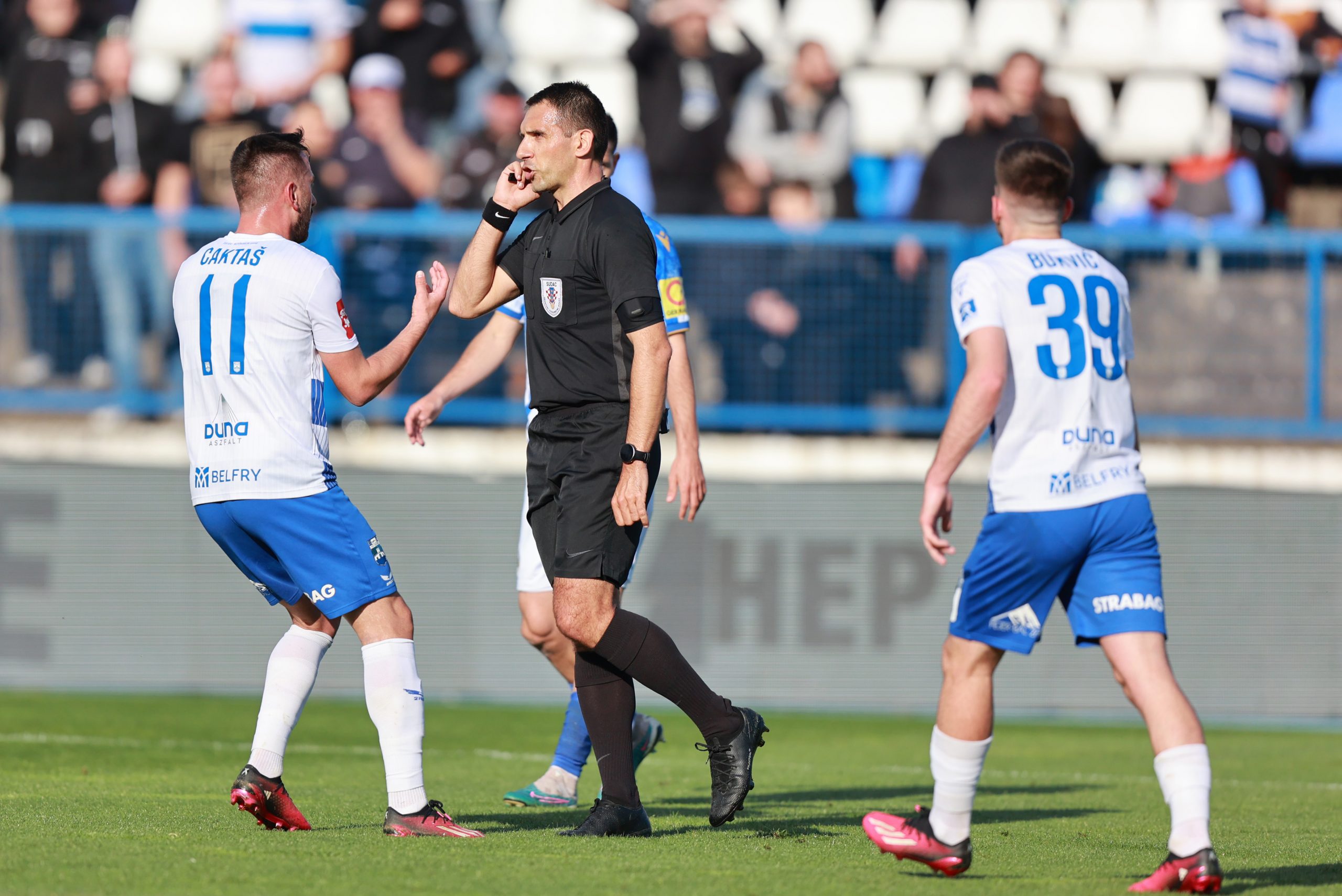 15.04.2023., stadion Gradski vrt, Osijek - SuperSport HNL,29 kolo, NK Osijek - NK Lokomotiva. Mijo Caktas, sudac Dario Kulusic, Domagoj Bukvic Photo: Davor Javorovic/PIXSELL